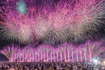 【関東有数のロングビーチ(全長約1.3km)を利用した大スケール花火大会!花火に最も近いエリアの有料椅子観覧席から贅沢に観賞!/さいたま新都心発】史上最多20,000発!大洗海上花火大会20261